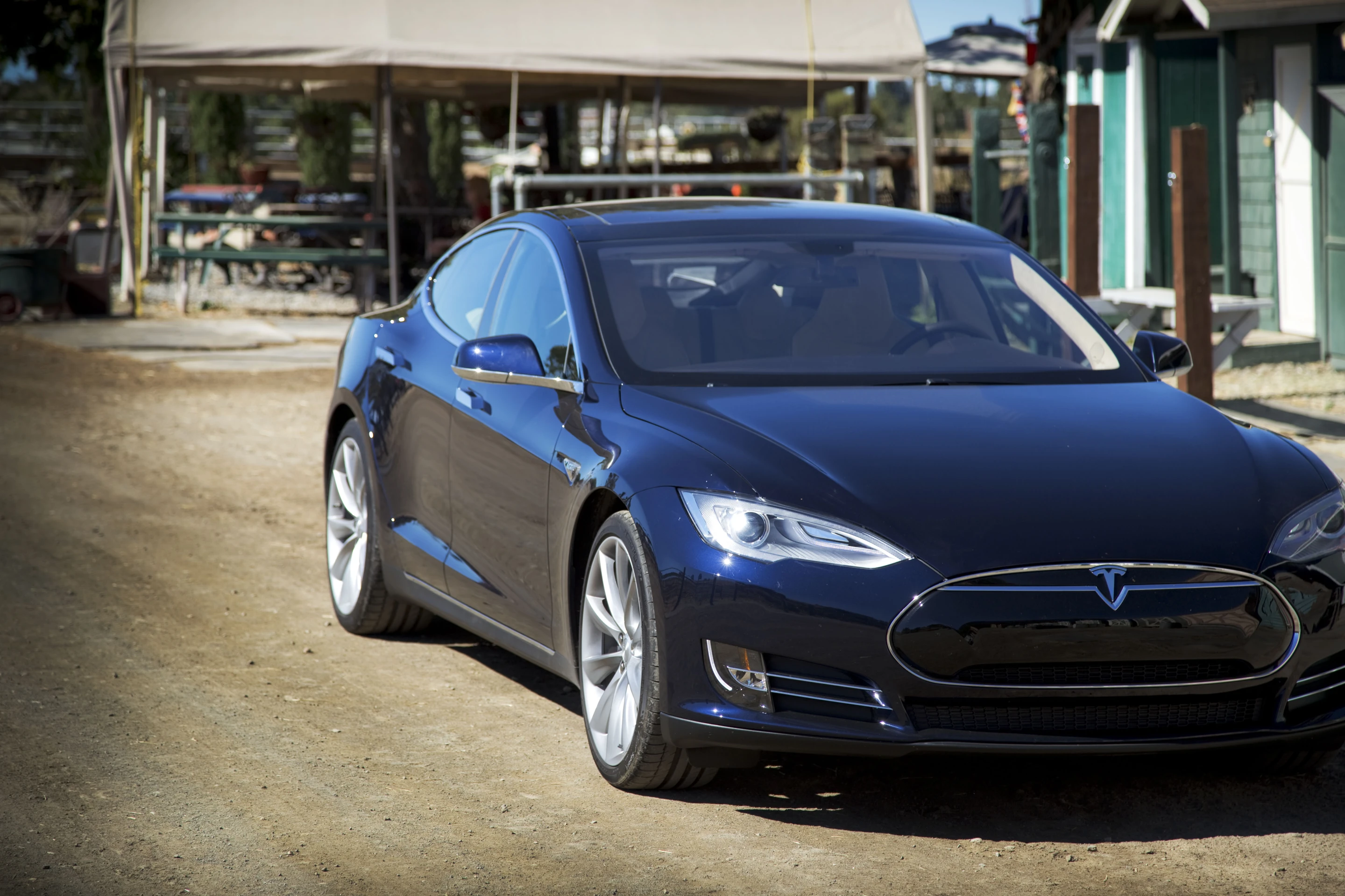 The Model S is extremely quiet inside while Tesla’s air suspension and steering provide handling that is tight and responsive under limits but compliant and smooth when cruising (Photo: Angus MacKenzie/gizmag.com)