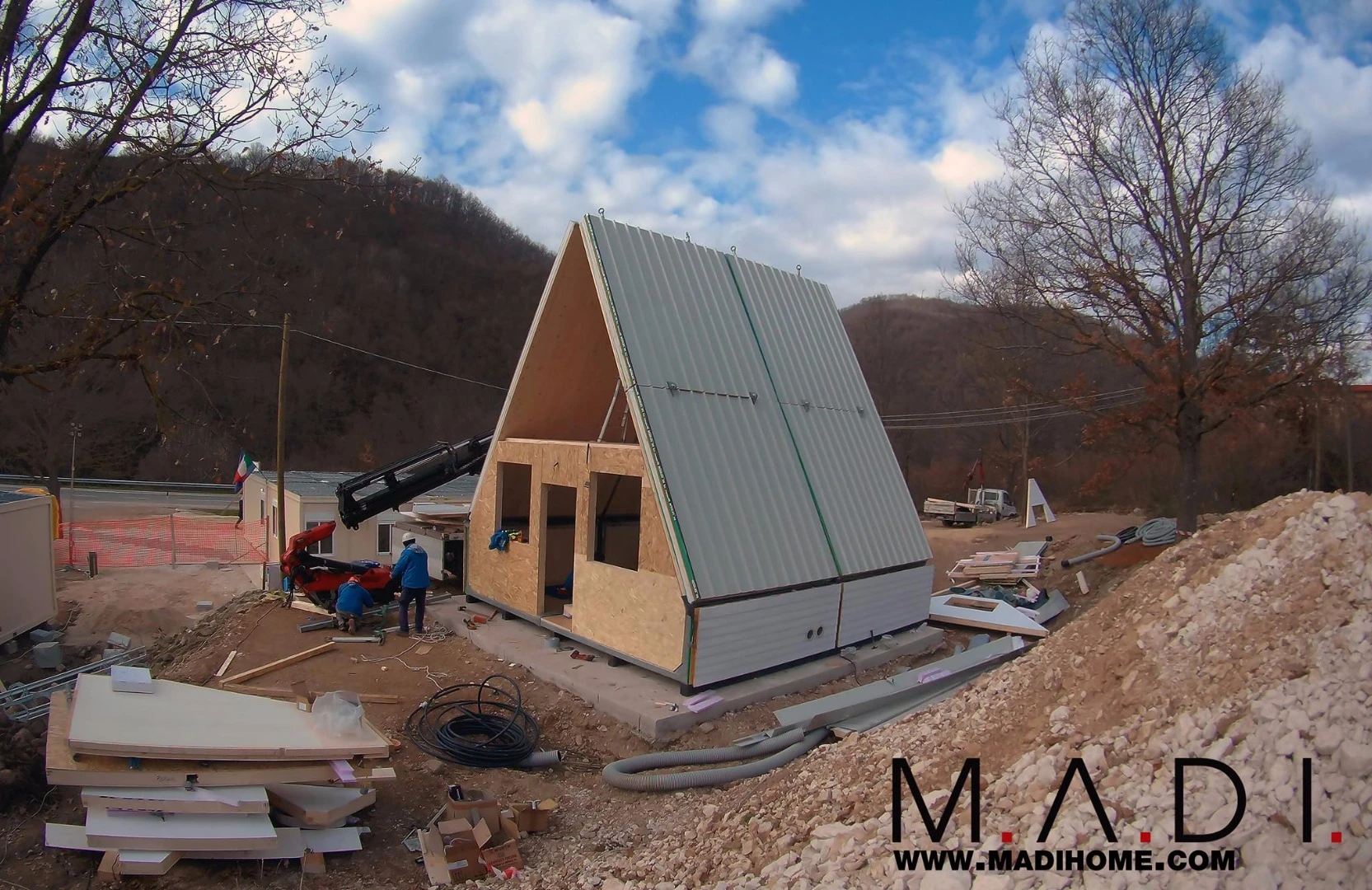 Finishes such as roof pitches, interiorflooring, internal and exterior walls come on mounting boards forsimple assembly