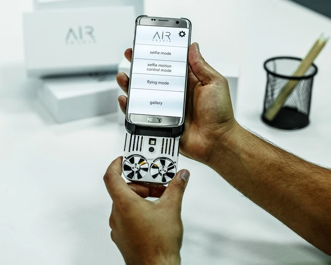 There are three different flight modes to choose from when piloting the AirSelfie drone