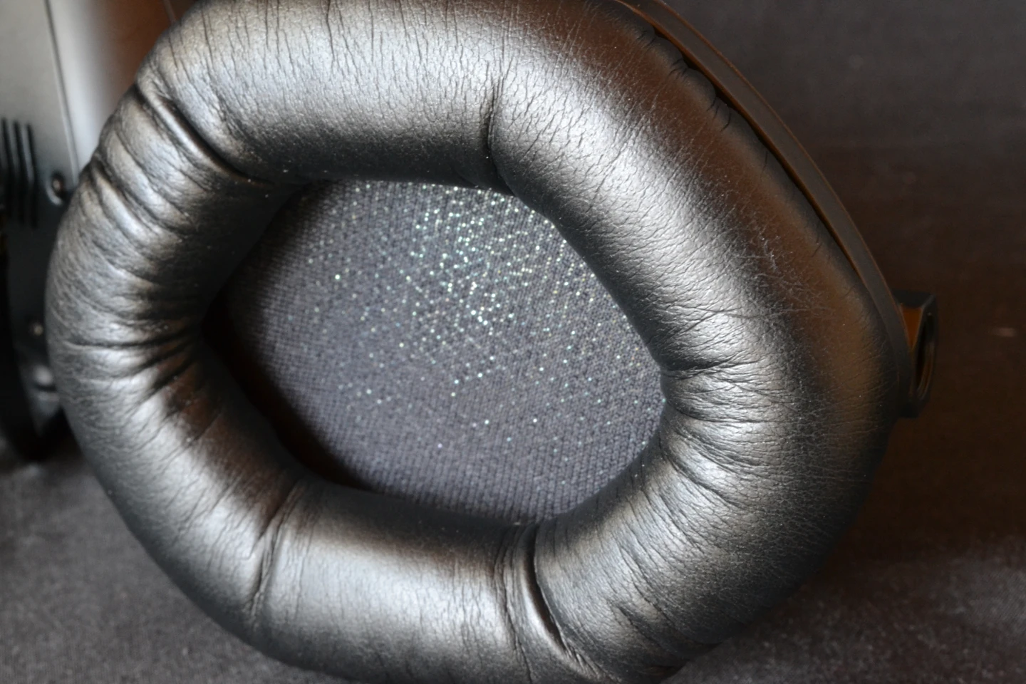 The diamond-shaped ear cavity measures 6 x 4 cm, beyond which is the faux-leather-covered ergosoft memory foam cushions