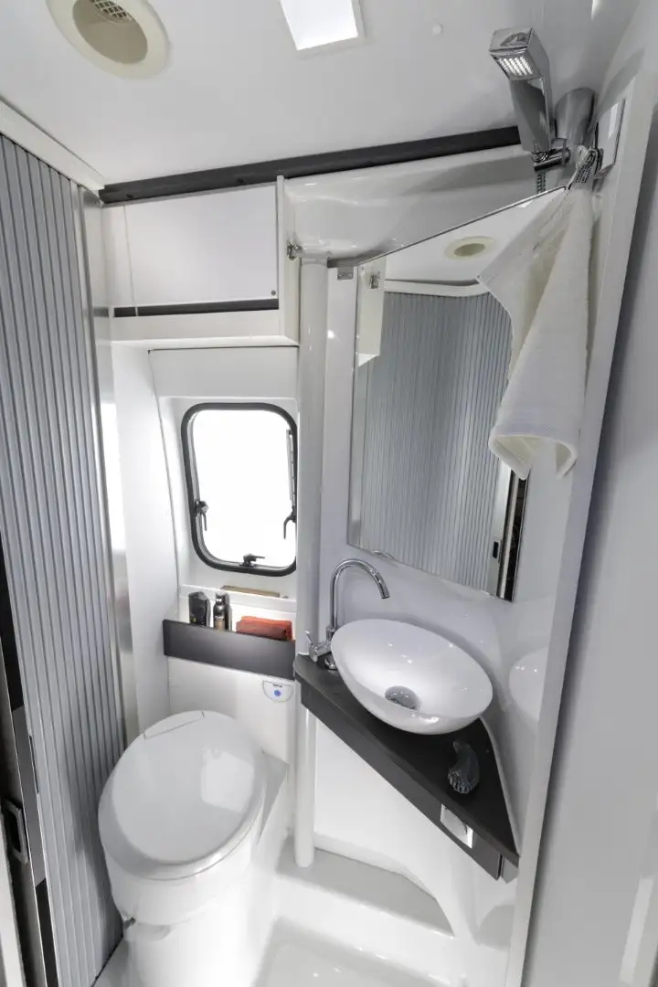 Adria Twin Supreme 640 SGX bathroom