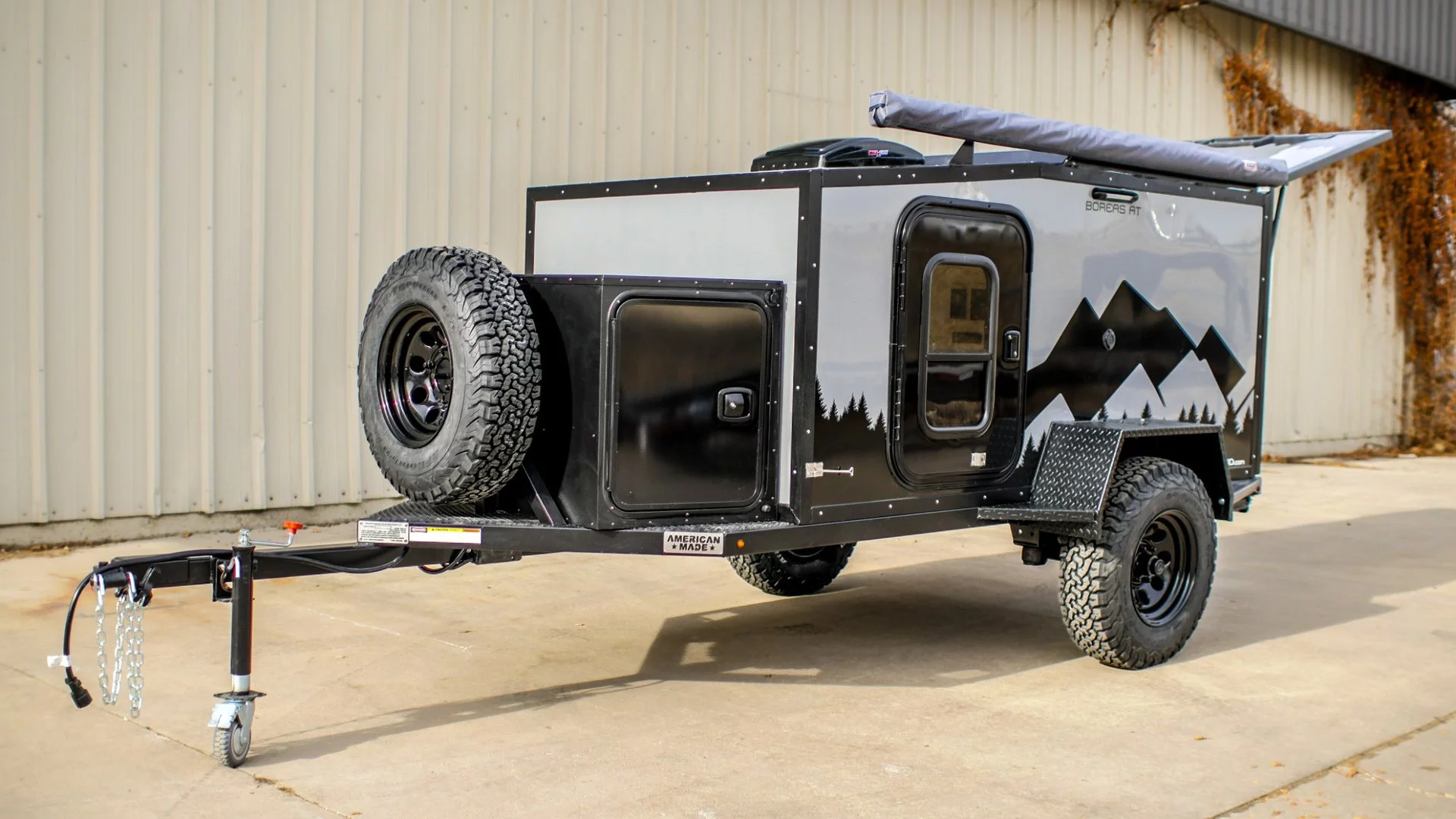 The Jeep-style fenders include access steps below