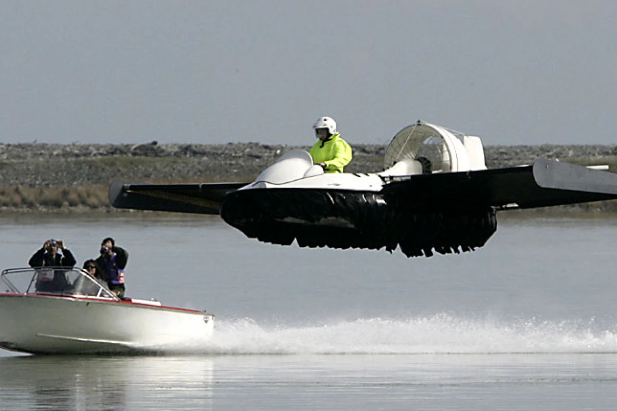 The "Hoverwing" home-made hovercraft-type vehicle on a test flight with a rescue vehicle in close proximity in New Zealand's south island (Photo: Marion van Dijk/Nelson)