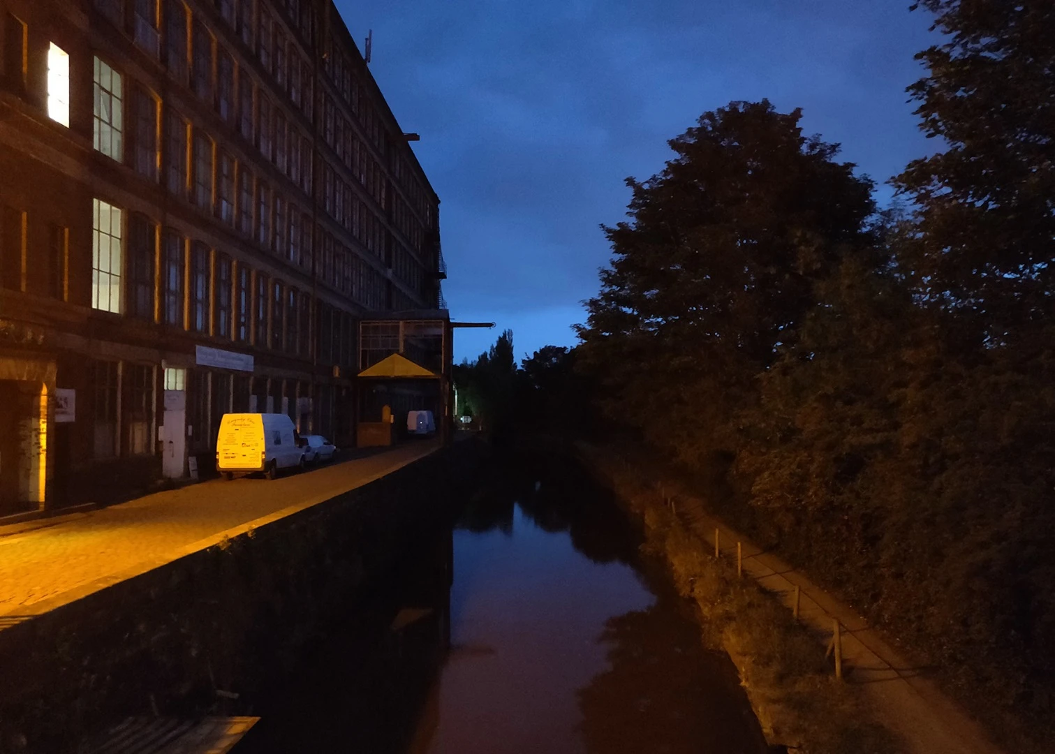 The OnePlus 6 camera handles low light scenes admirably