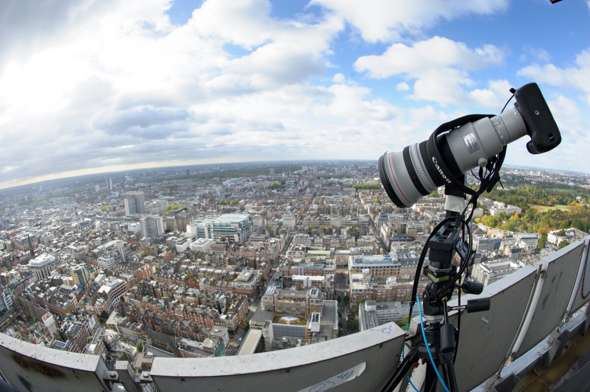 Four camera setups were positioned around the outside platform, each one consisting of a Canon EOS 7D camera outfitted with EF 400mm f/2.8L IS II USM lenses and Extender EF 2x III teleconverters