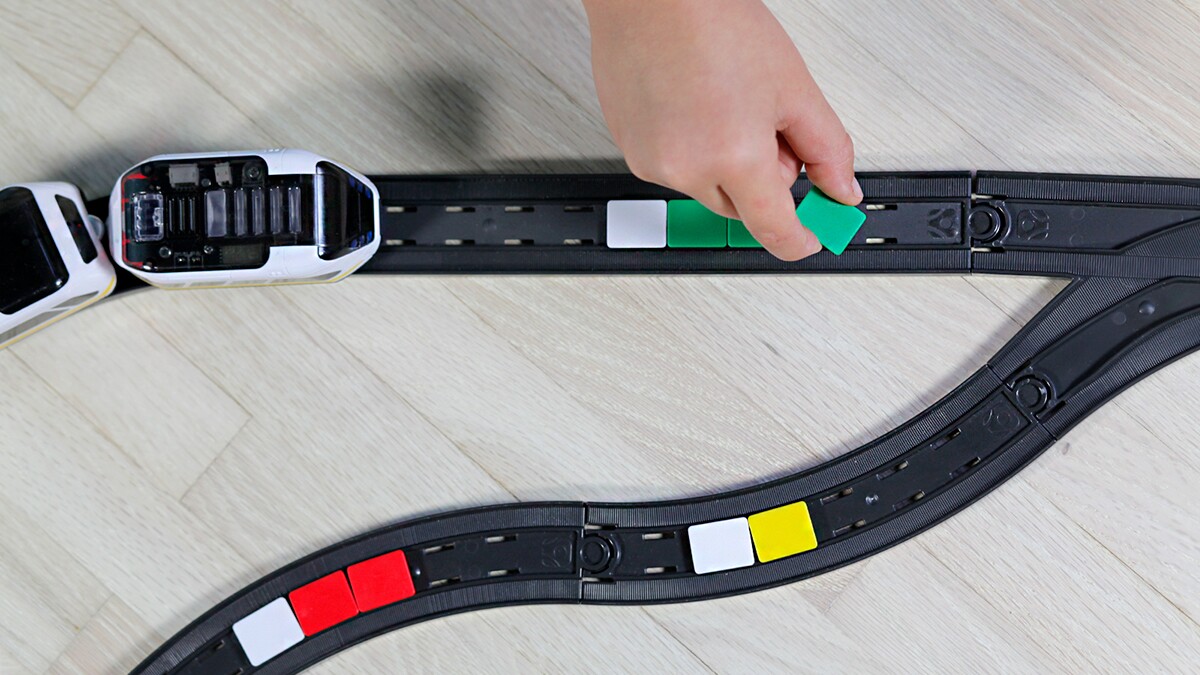 Placing color squares known as snaps at key points on the track can control the actions of the intelino smart train