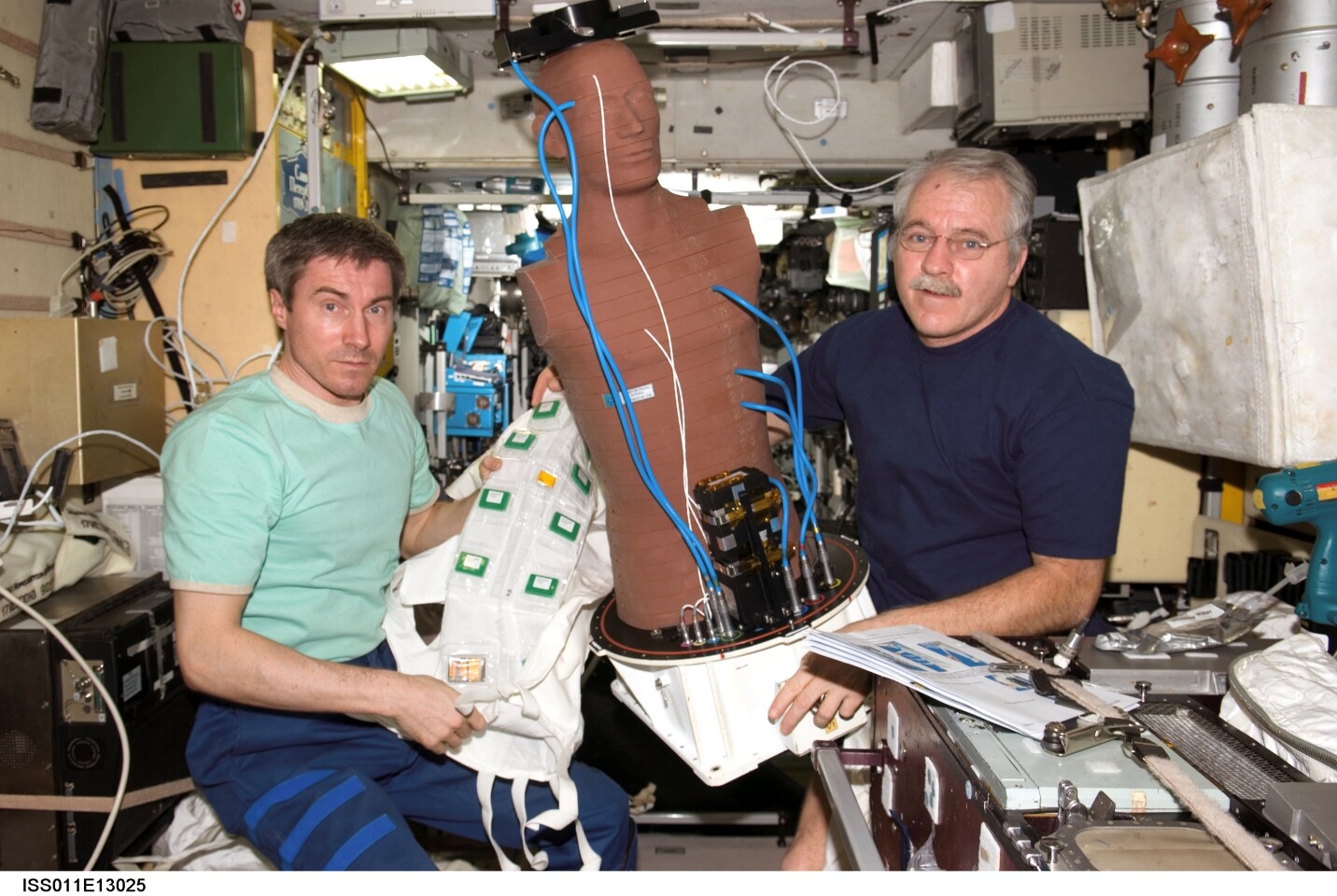 The Matroshka phantom with astronauts S. Krikaliew and J. Philips on board of the International Space Station (Photo: NASA)