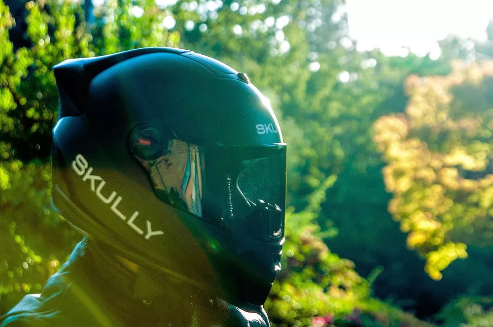Side view of the Skully AR-1 in the wild (Photo: Skully Helmets)