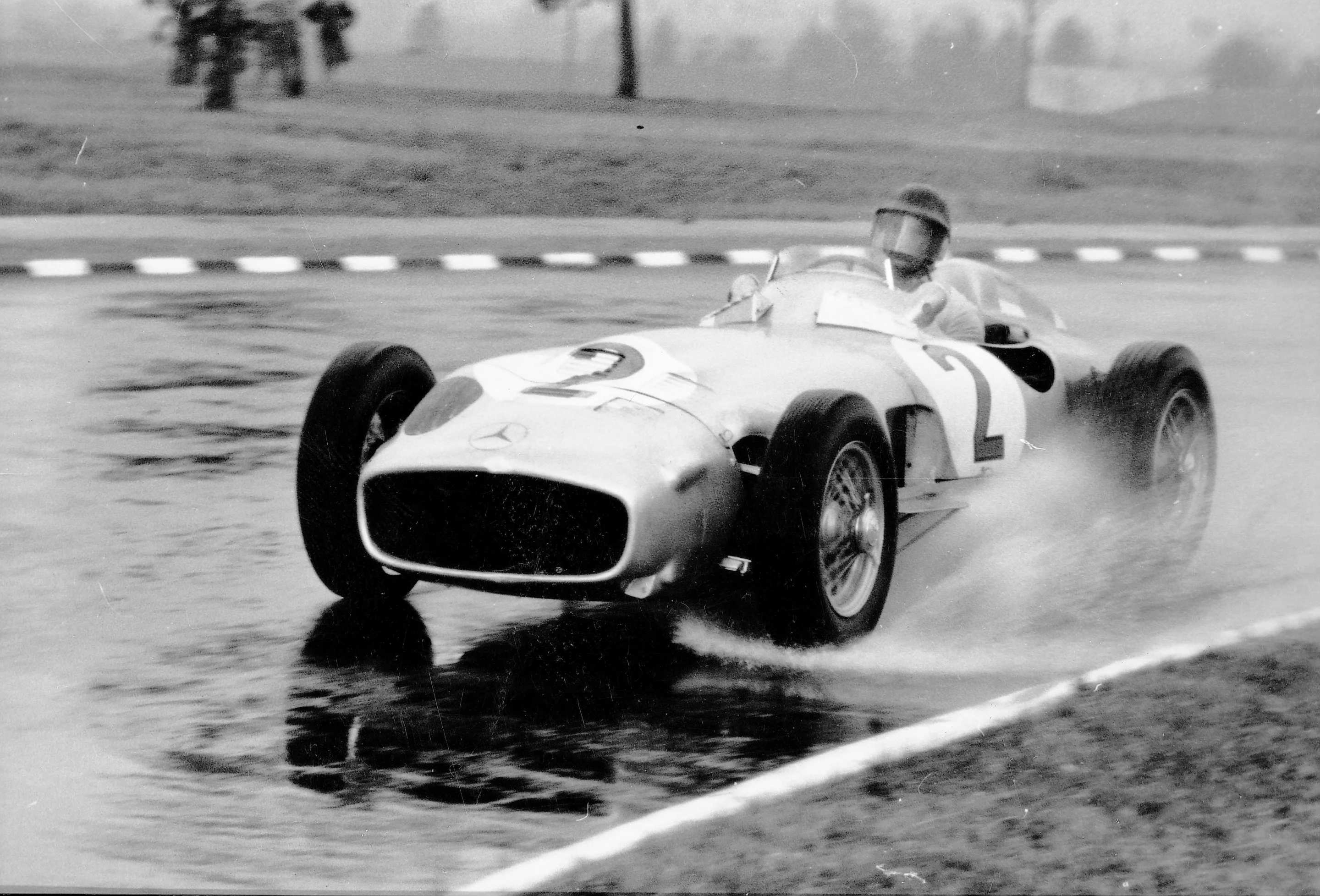 The 1955 Grand Prix of Buenos Aires saw Juan Manuel Fangio win the race in a Mercedes-Benz W 196 powered by the engine from the 300 SLR.