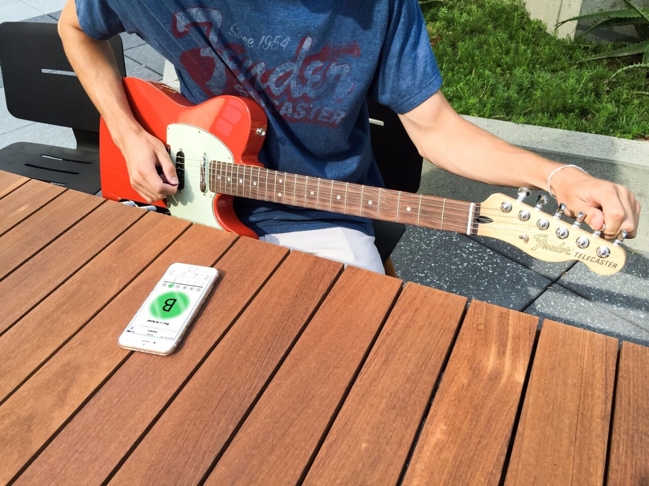 The auto tune mode uses the device's microphone to detect pitch and shows any necessary adjustments onscreen