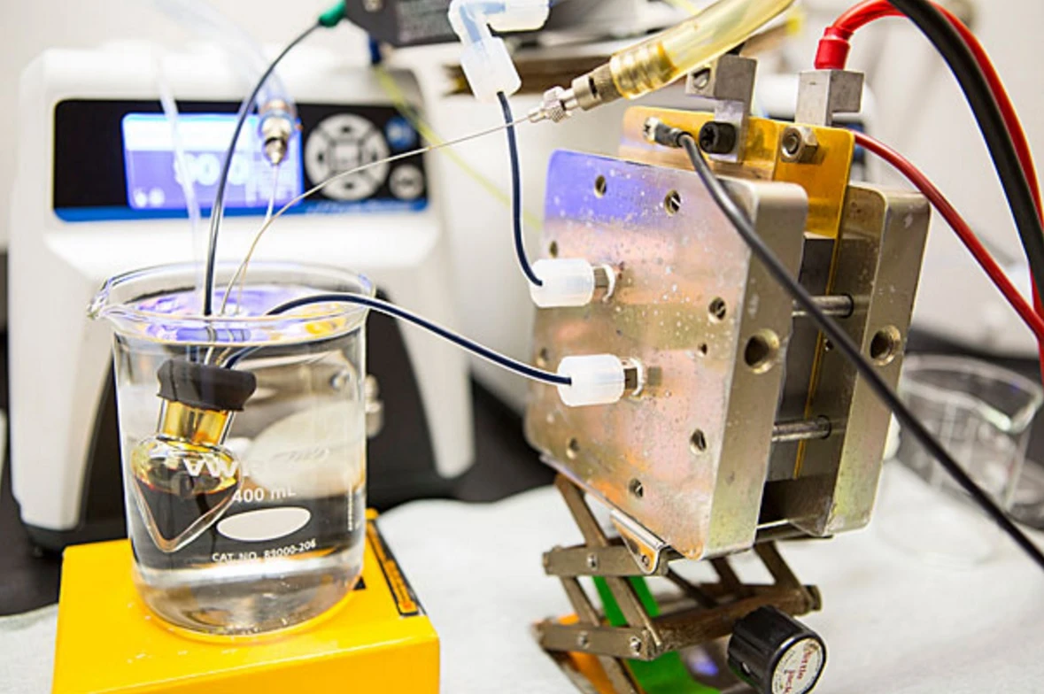 By using modified vitamin B2 molecules, researchers have created a rechargeable flow battery that could help solve large-scale electricity storage problems