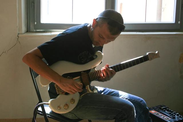 Guitarist Massimo Varini trying out a Di Donato guitar at the Musica A Fiorano Guitar Festival recently