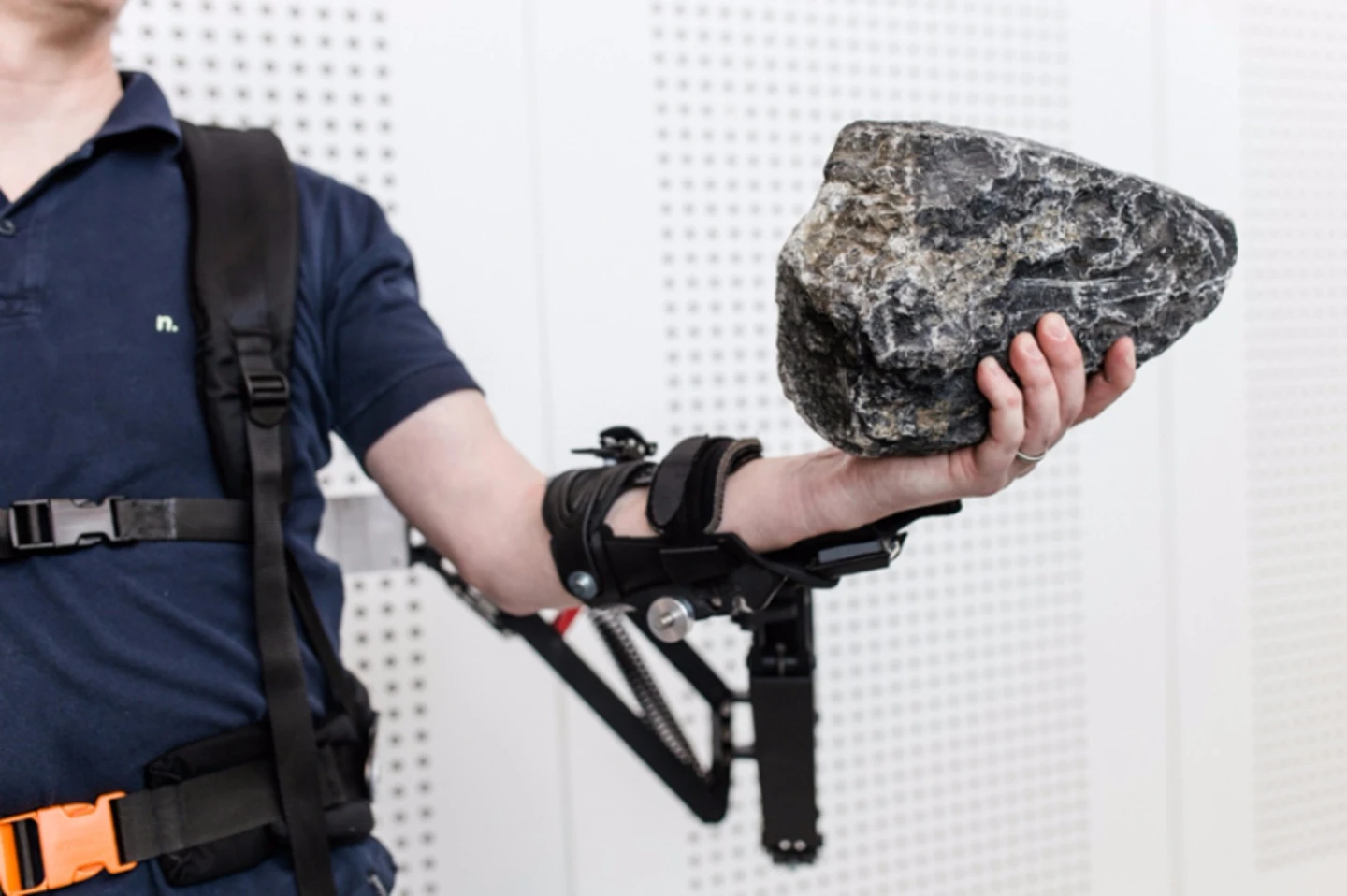 Robo-Mate makes lifting easier by a factor of ten