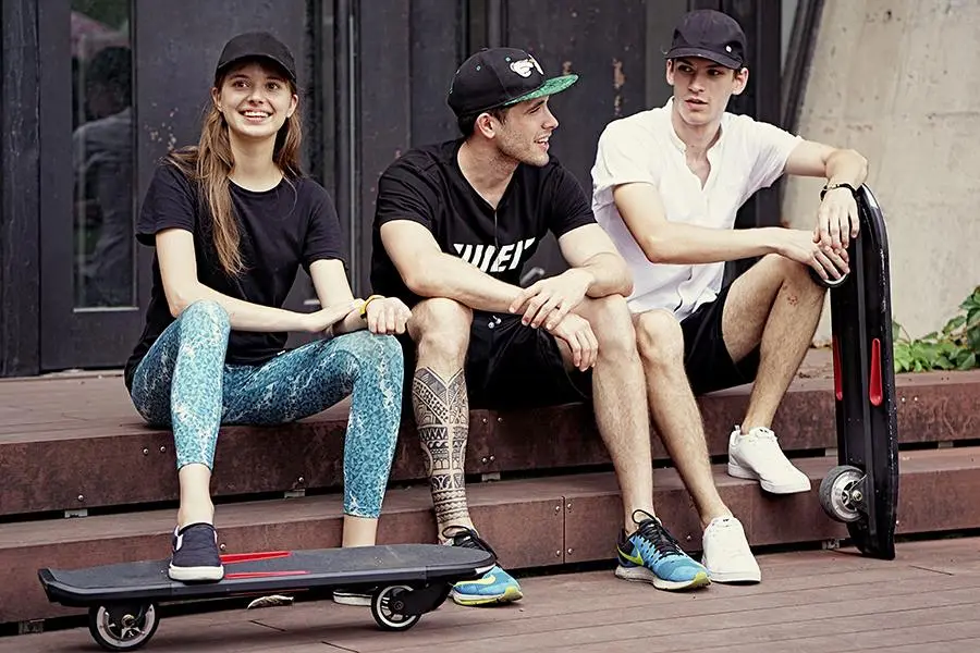 Power comes from a Panasonic lithium-ion battery pack located in the Yiiboard's deck – one 3-4 hour charge should be good for a range of about 18 miles (29 km)