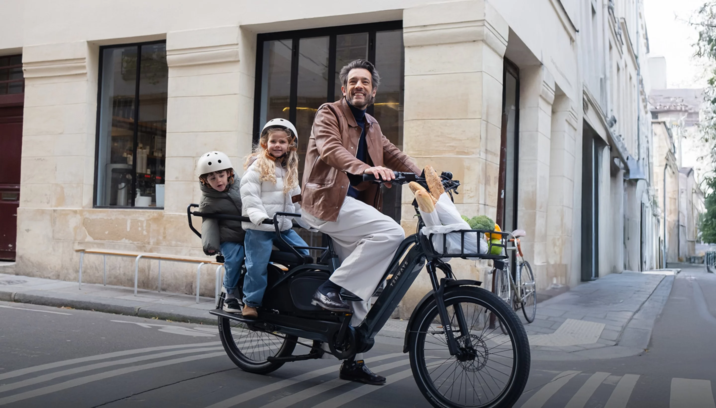 The Longtail Duo is "designed for seamless urban family transportation" and can move up to 220 kg of rider, kids and cargo