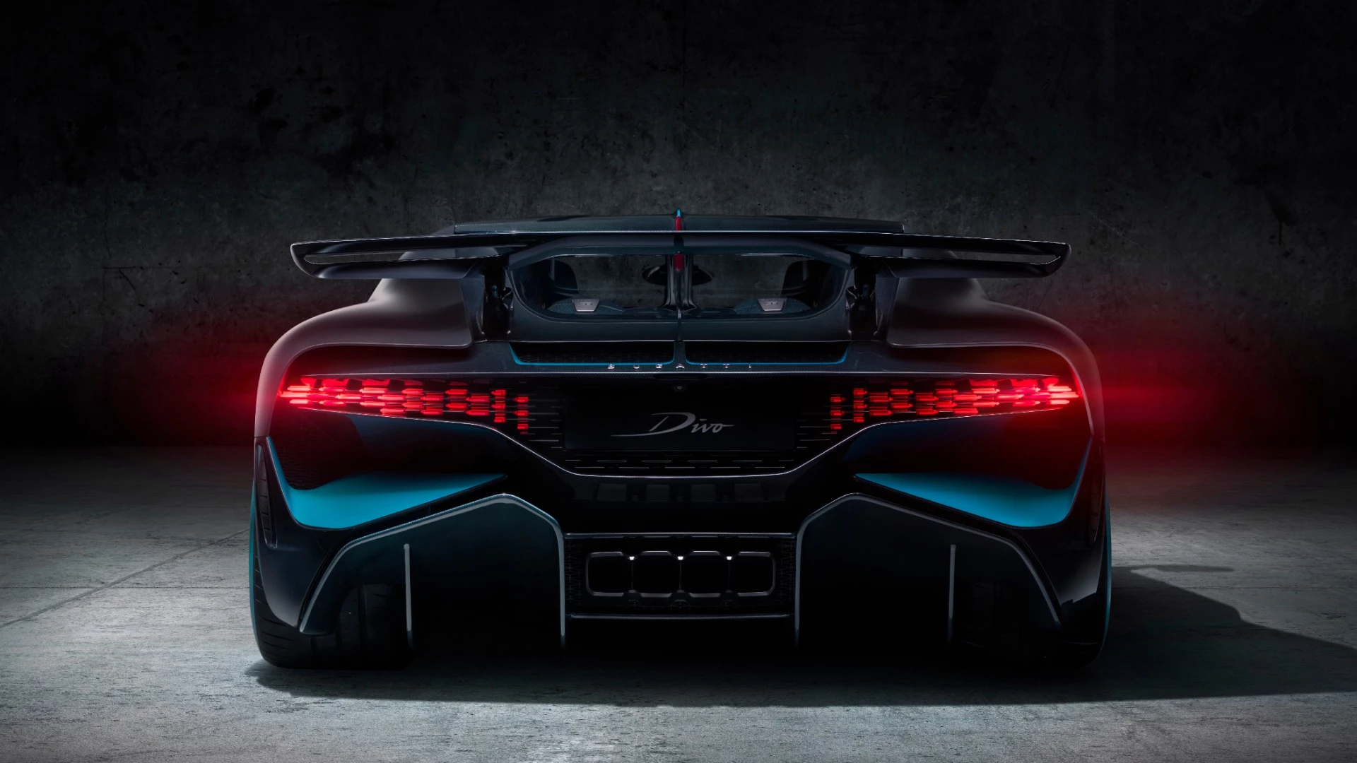 Bugatti Divo: tail-lights fade out towards the center of the car