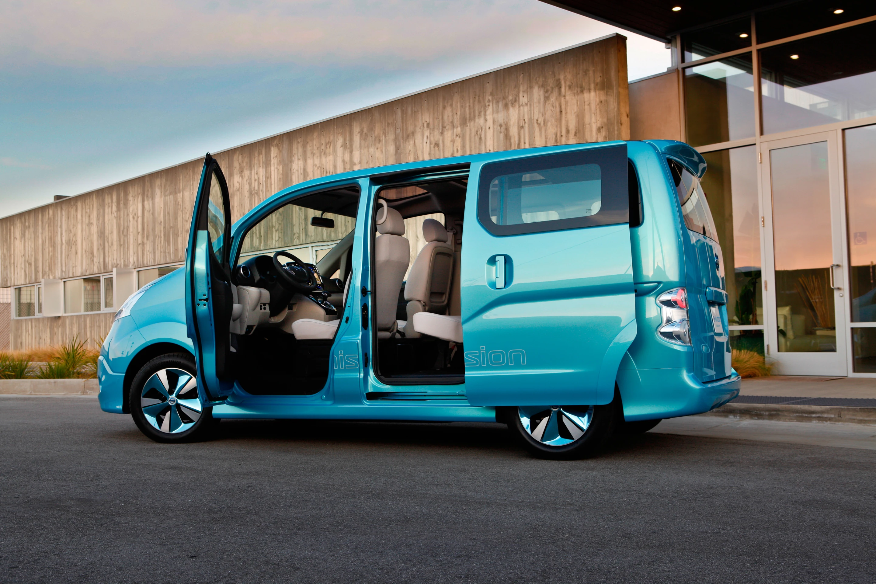 Nissan is debuting its e-NV200 electric minivan concept at the North American International Auto Show