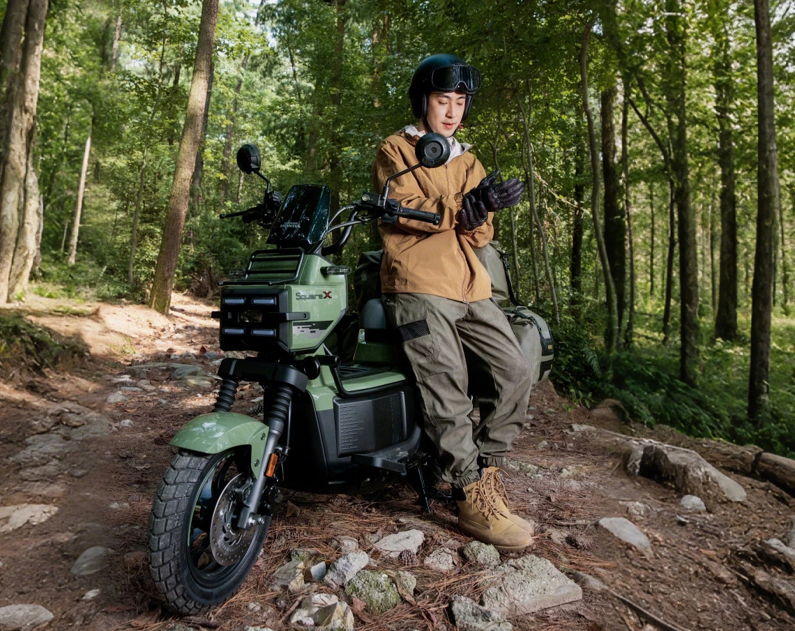 The Square X125 is powered by a fan-cooled four-stroke 124cc eSP+ single-cylinder engine that produces 9.5 horsepower of max power at 7,750 rpm and 7.3 lb.ft of torque at 5,700 rpm