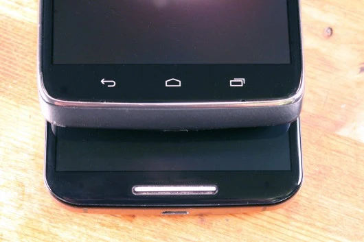 The Droid Turbo has capacitive buttons below its screen, while the Moto X relies on virtual buttons (Photo: Eric Mack/Gizmag.com)