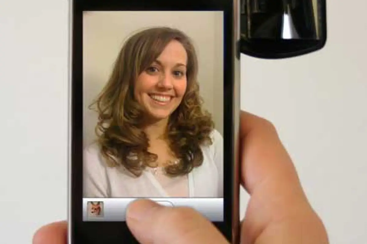 iSnapMe attaches to your mobile phone and turns it into a front-facing camera