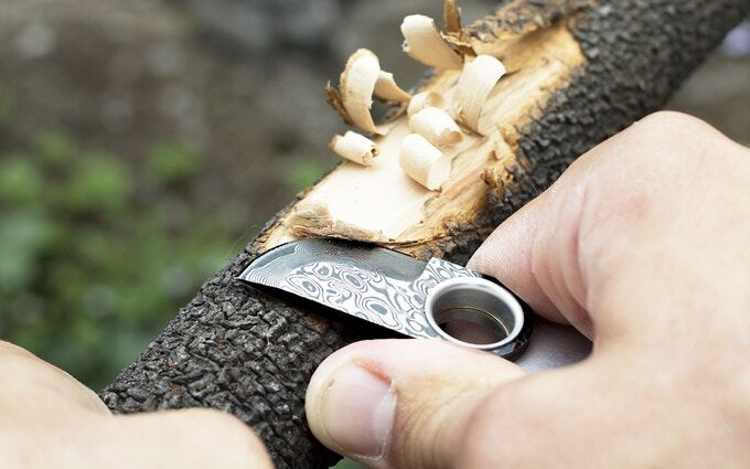 It looks robust by virtue of its short (4-cm or 1.6-inch) but thick blade