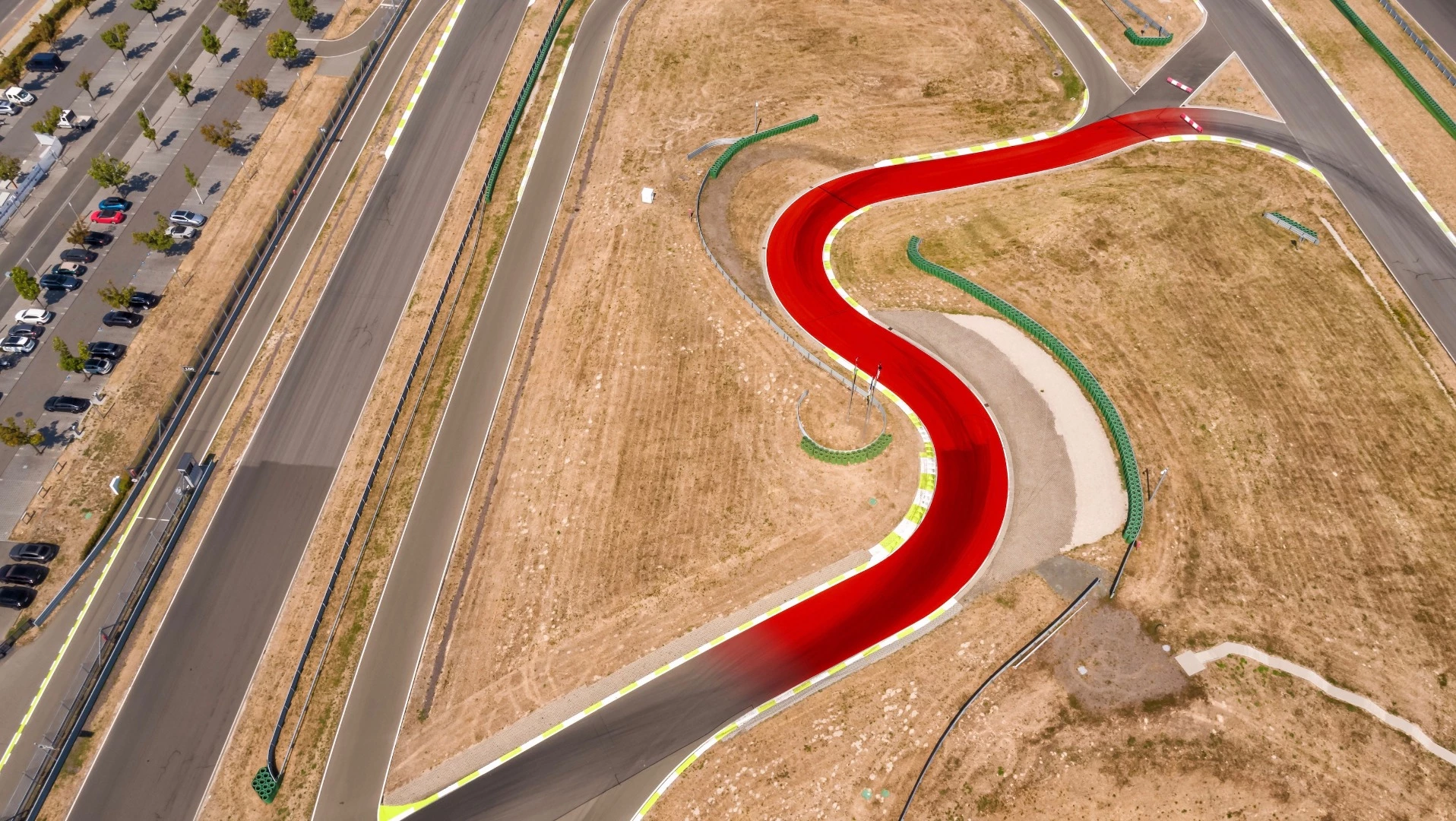 The spectacular right-left-right combination known as the "Corkscrew" is based on the legendary original at the Laguna Seca course in California. The rugged gradient of 12 per cent makes it impossible to look ahead into the curve of the bend. "You drive up into the sky, not knowing where you need to turn, before snaking along the steep downhill section; if you manage it – and really do it properly – you can be pretty pleased with yourself," says Tilke of this driving experience