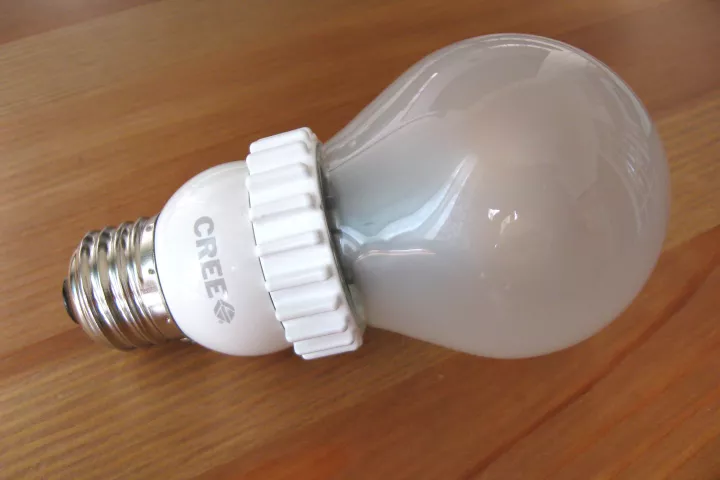 Gizmag tries out the 60-watt-equivalent warm white bulb, from Cree