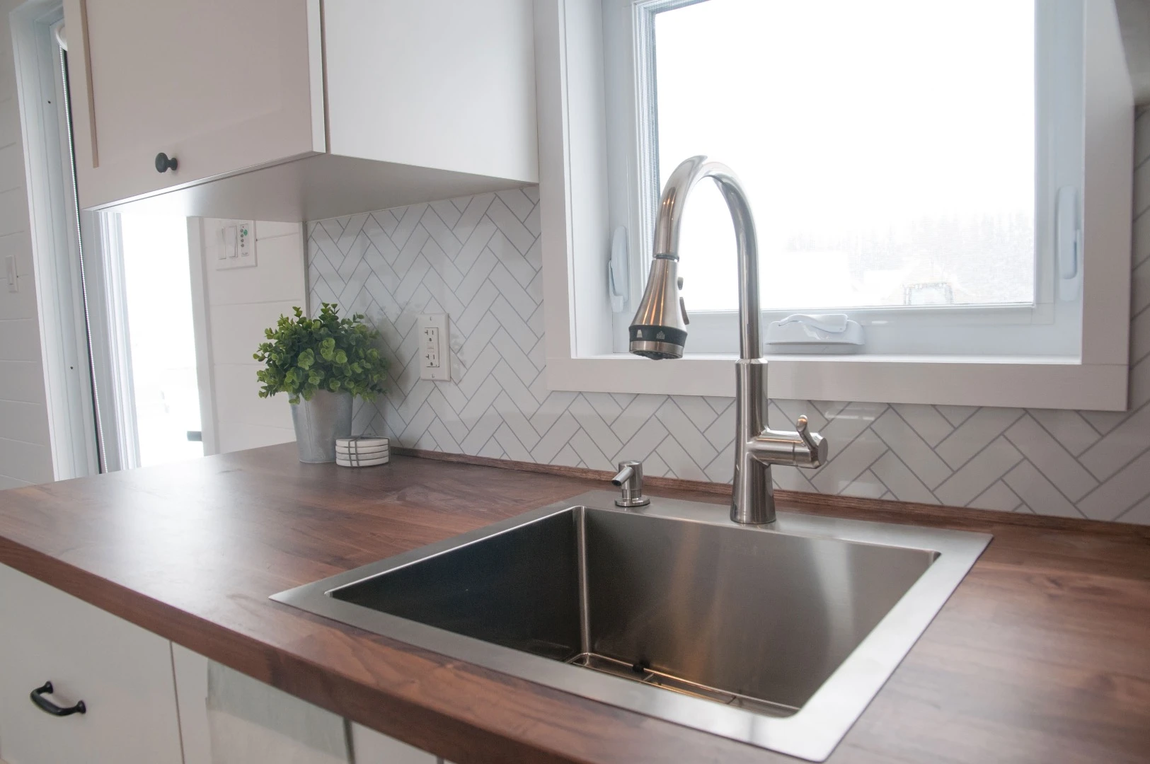 The Ébène's stainless steel sink