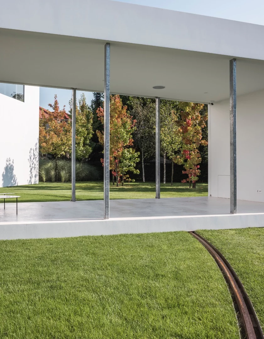 Quadrant House's moving terrace travels atop a rail