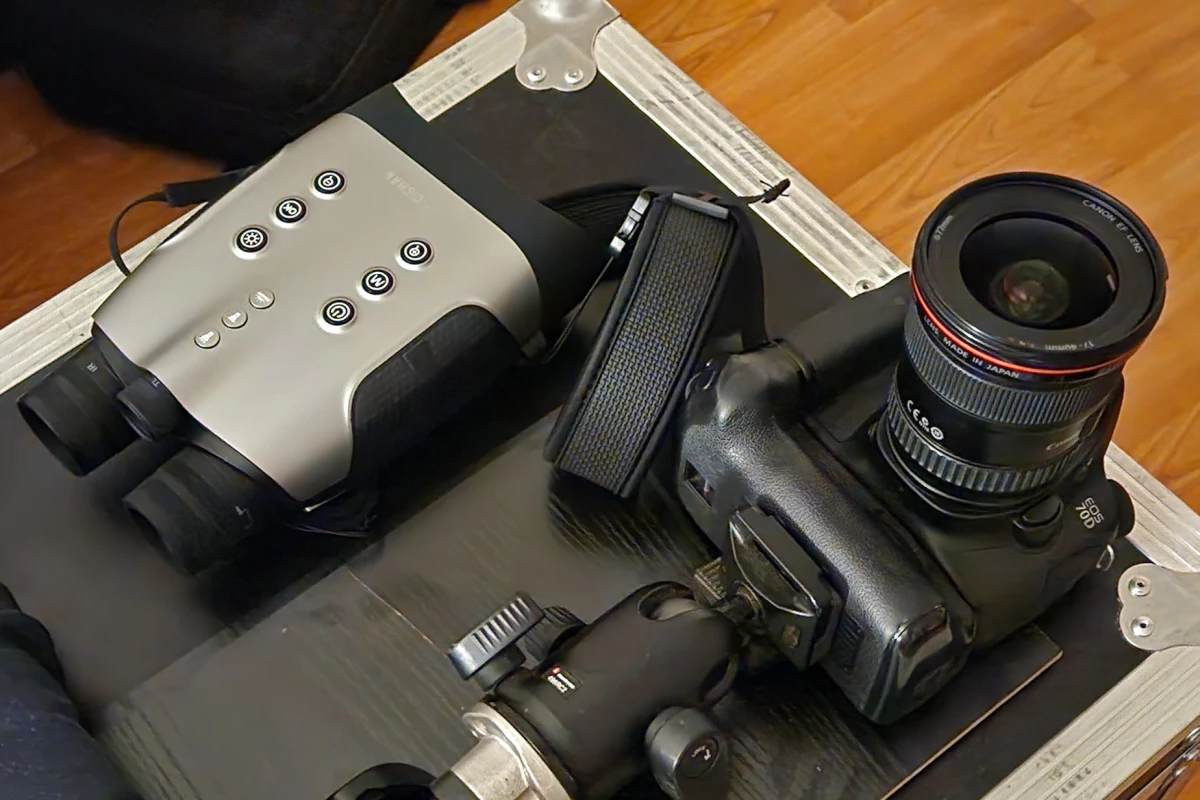 For a little size comparison, the CNVPro next to my old 70D with grip and 17-40L