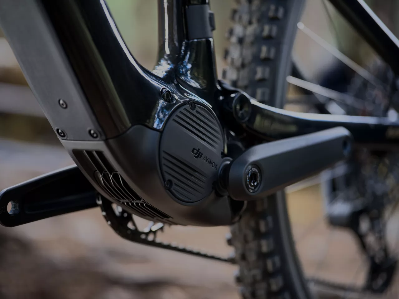 The first electric mountain bike to feature the Avinox Drive System is the Amflow PL Carbon