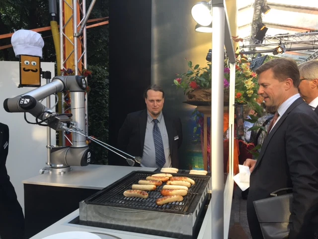 Steffen Seibert, government spokesperson and head of the Press and Information Office, was interested in the function of the BratWurst Bot