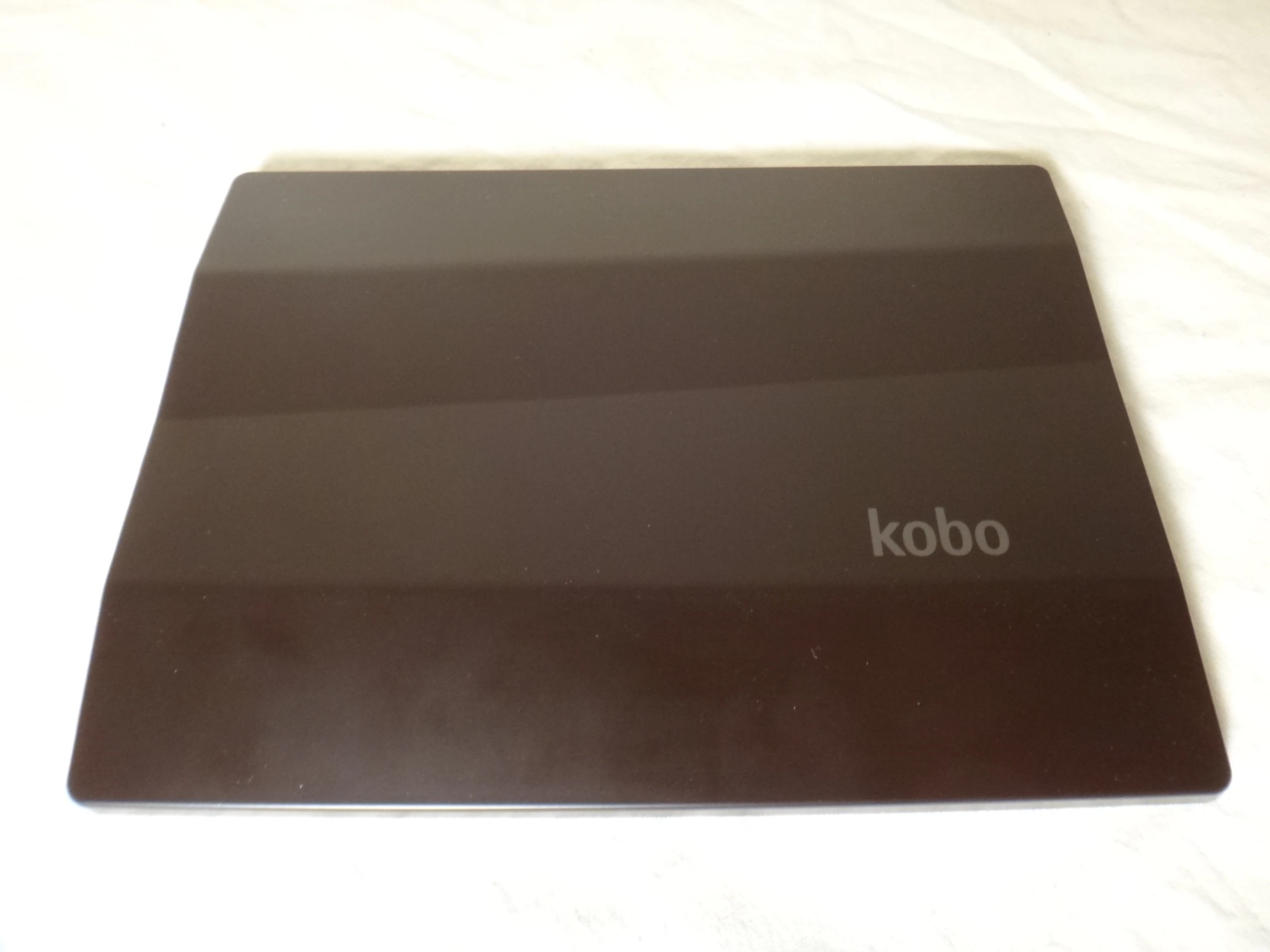Holding the Kobo Aura HD feels a bit more natural than a typical tablet, thanks in part to the two angled ridges on its back