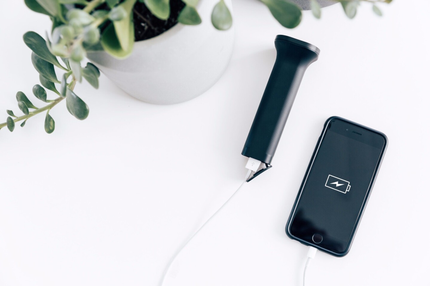 Thanks to its integrated litium-ion battery, the flashlight handle also works as a portable charger