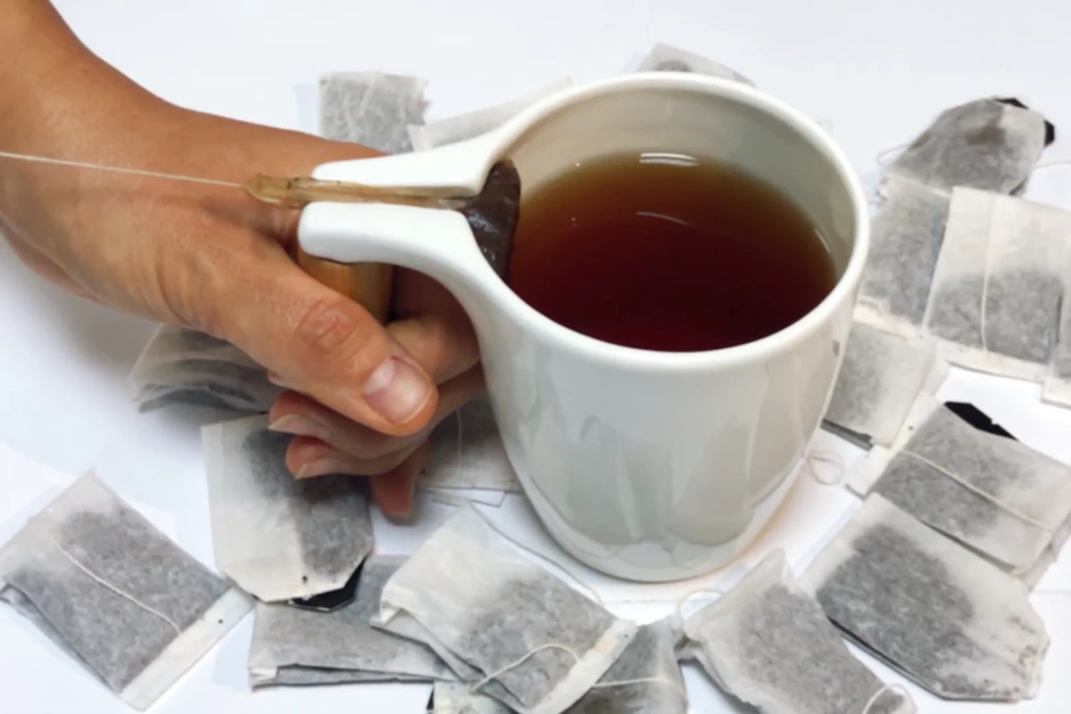 Pull the string through Cupio's groove for a drip-free teabag experience
