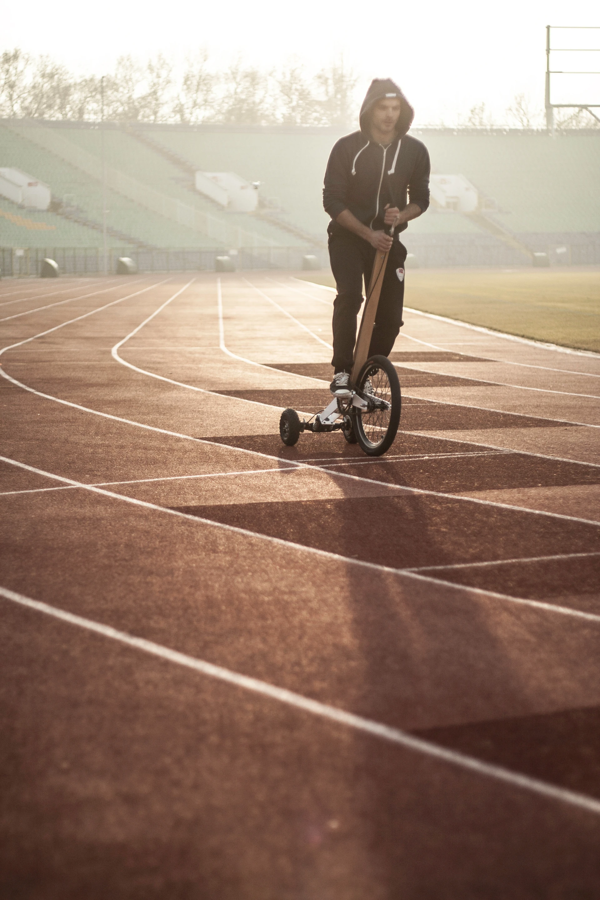 A traditional bike pedal arrangement drives the trike’s front wheel while the back pivoting wheels work in partner with the rider to help steer
