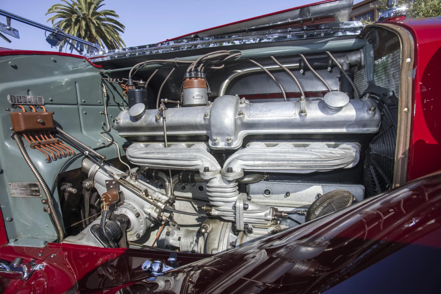 Jano's supercharged DOHC straight-eight is arranged as two four-cylinder units in tandem with the cam-drive gears amidships. Bore and stroke are 66 x 88 mm giving 2,336cc, while the twin-lobe Roots-type supercharger is driven at 1.33-times crankshaft speed. Producing an ultra-reliable 140 hp at 5000 rpm and driving through a four-speed gearbox, this Alfa Romeo could run all day at 100 mph.