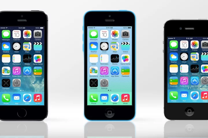 Gizmag compares the features and specs of the iPhone 5s (left), iPhone 5c (center), and iPhone 4s