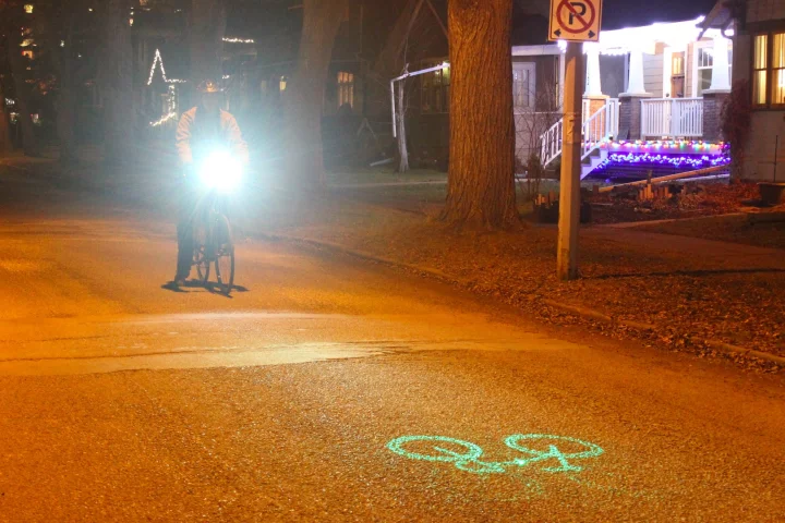 Gizmag tries out the Blaze Laserlight, which projects a laser image of a bicycle onto the road in front of the rider