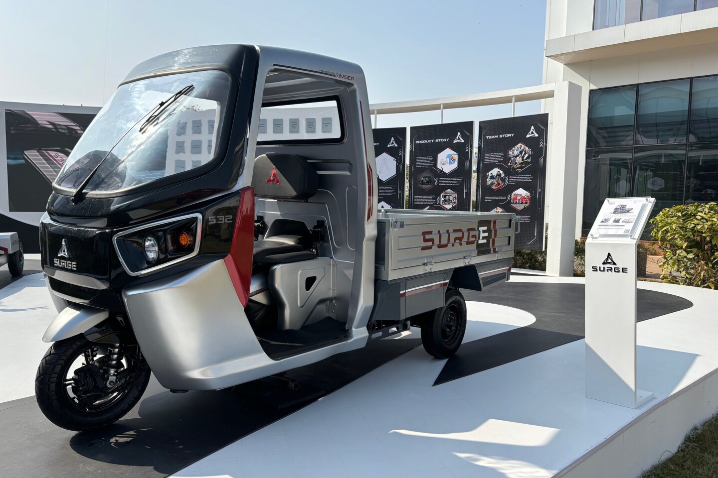 A prototype Surge S32, equipped with the LD rickshaw body