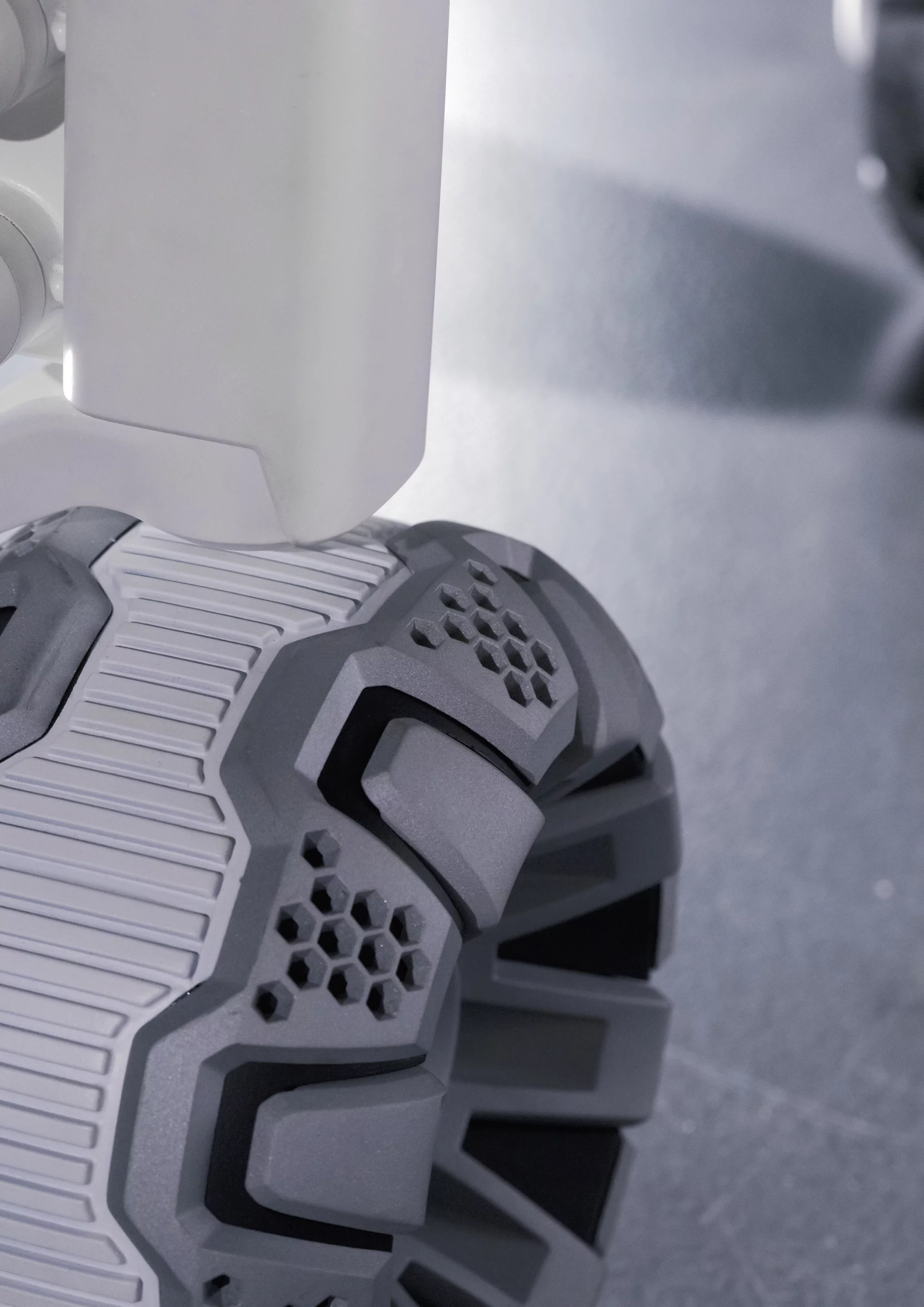 The torque sent to each of the wheels, which can rotate 360 degrees around their vertical axes, is just enough but no more, in order to prevent spin