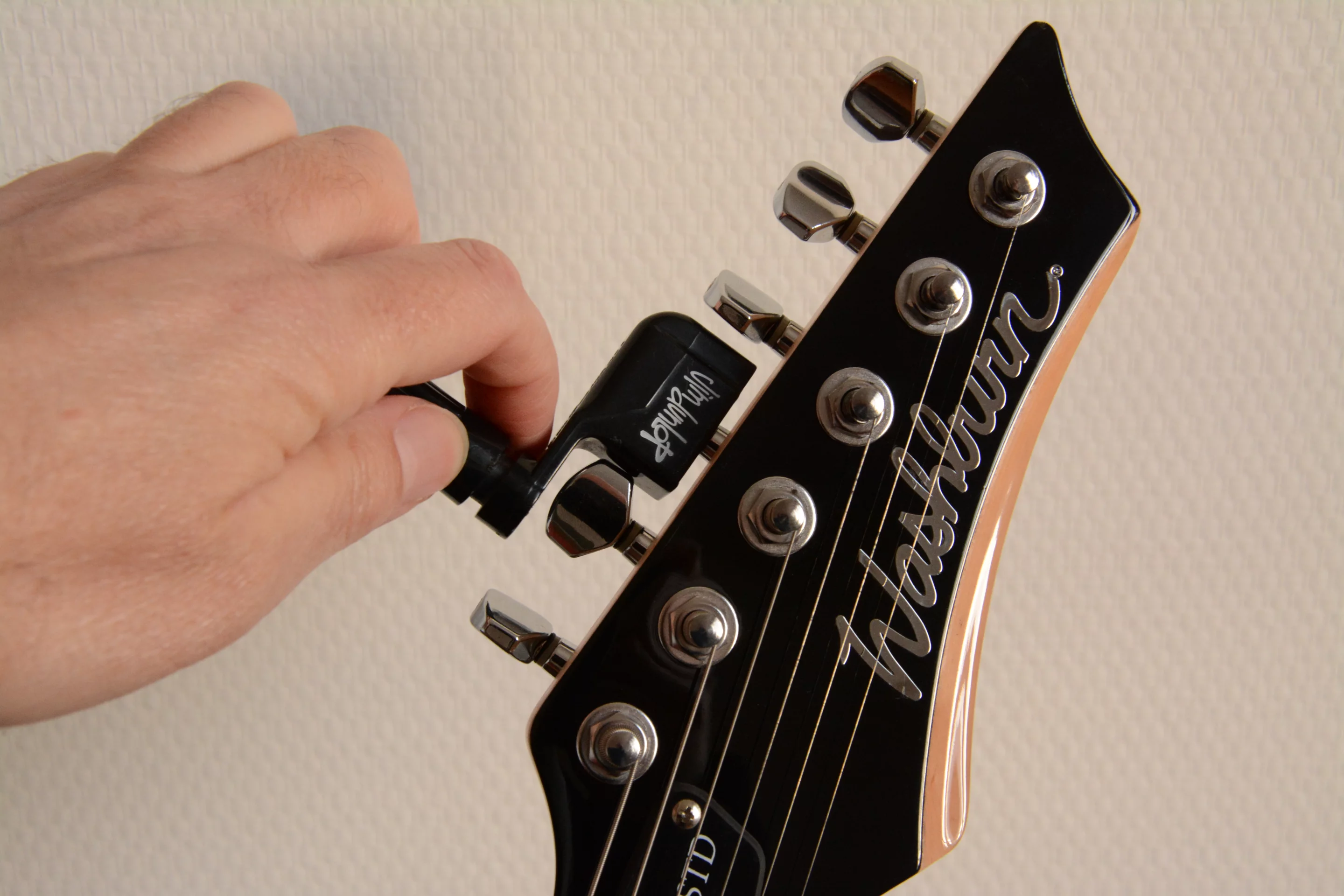 Restringing were a lot easier with a Dunlop peg winder, but not as easy as with the Roadie tuner (Photo: Paul Ridden/Gizmag)