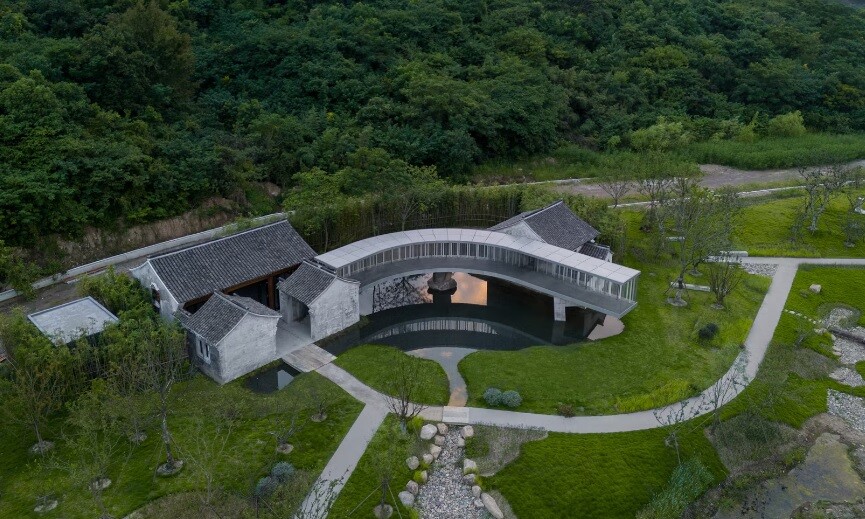 Situated a hundred meters from the lake shore and set against a picturesque hill, the Lakeside Teahouse delicately balances tradition with contemporary flair