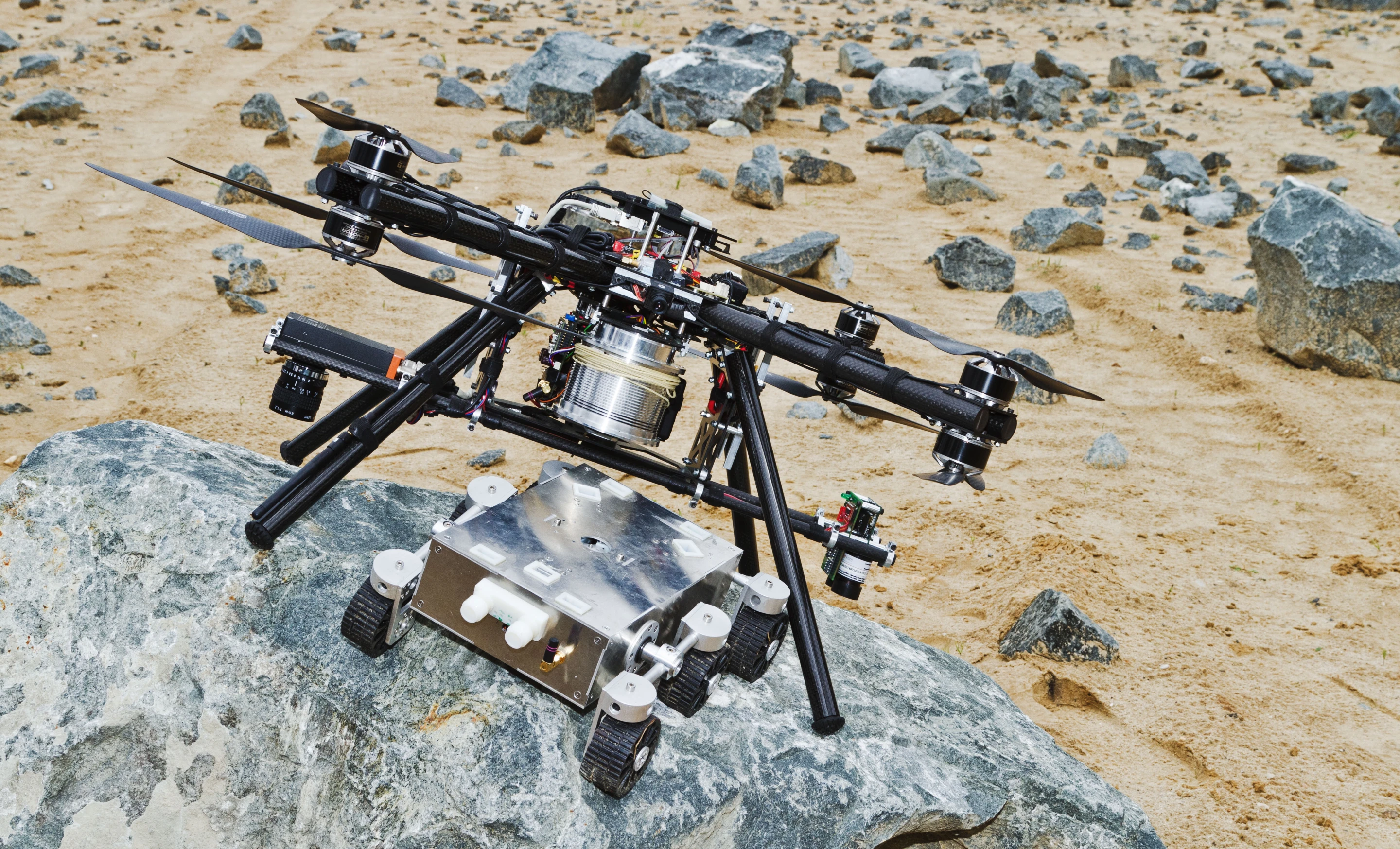 ESA's prototype dropship attached to a mock lander (Photo: Airbus Defence & Space)