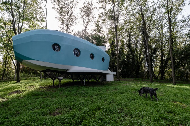 The Jet House was commissioned by a young girl (with some help from her dad) and is designed to resemble an airplane from a cartoon