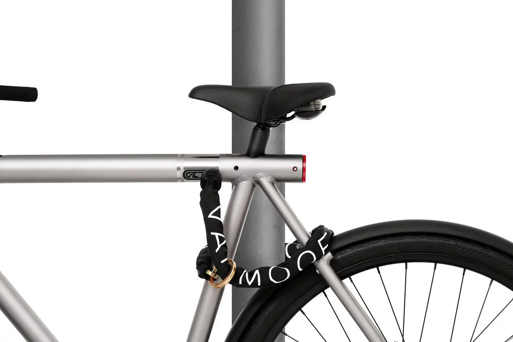 The VanMoof SmartBike comes with a chain lock, the two ends of which plug into an electronic locking mechanism that's contained within the frame's tubing