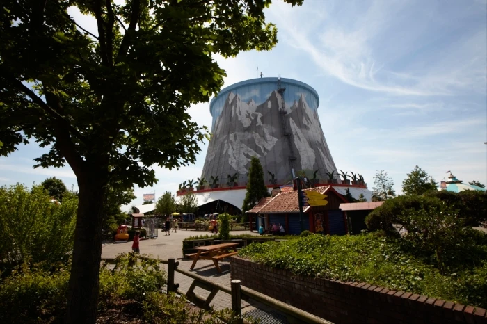 Surrounded by lush gardens and water features, the theme park houses a 450 room hotel (image from Wunderland Kalkar)