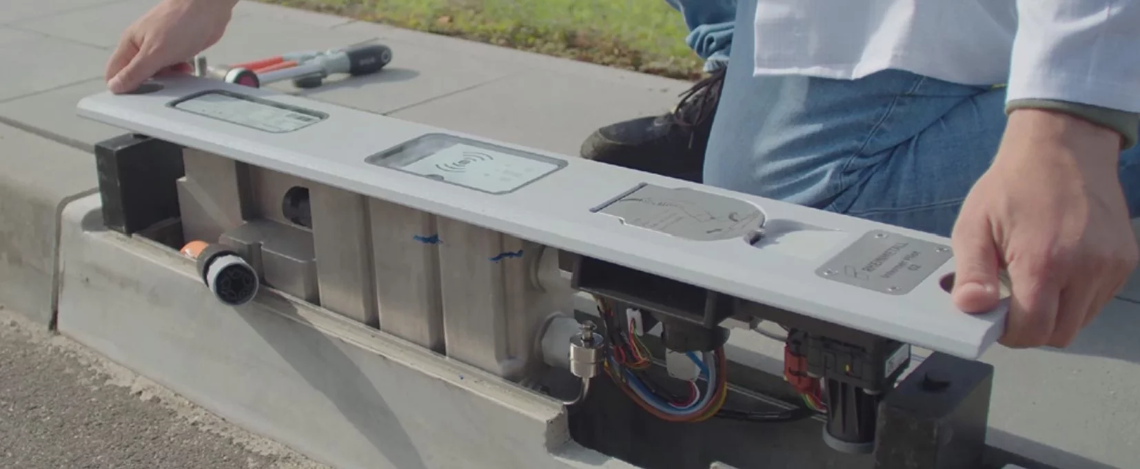 The guts of the Curb Charger are contained within modular housing that caters for "easy installation, quick service and maintenance work"