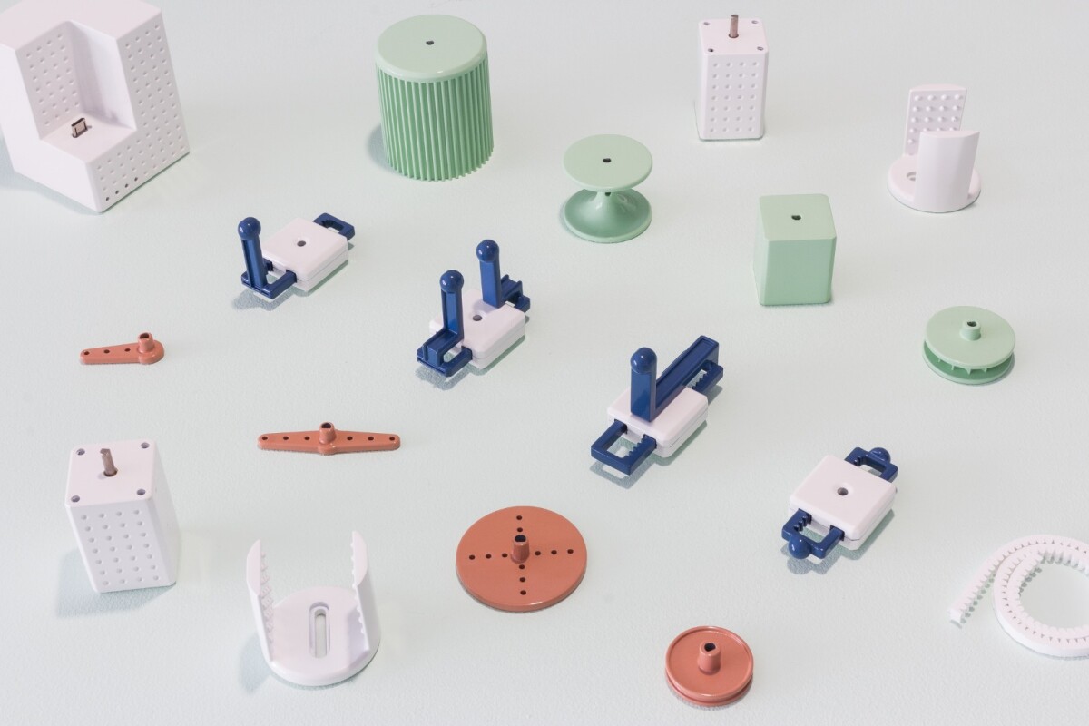 The Smartians toolkit includes two motors, a hub, and three sets of add-ons