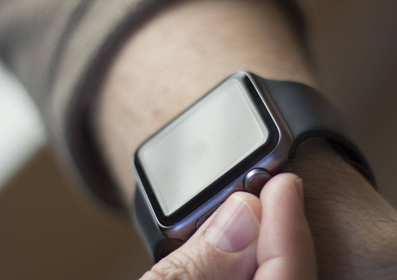 The Digital Crown pays homage to traditional watches by letting you scroll and zoom by twisting (Photo: Will Shanklin/Gizmag.com)
